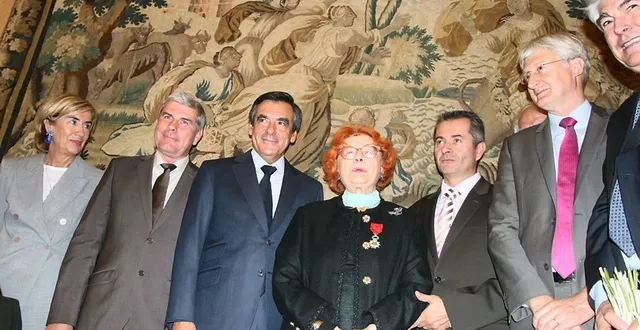 photo l’écrivaine sarthoise catherine paysan( au centre)  a reçu ce samedi midi  par françois fillon les insignes  d’officier dans l’ordre national de la légion d’honneur,