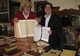 photo jean boutillier, expert, au côté de julien debacker, commissaire priseur. dans leurs mains: des ouvrages et manuscrits en vente.