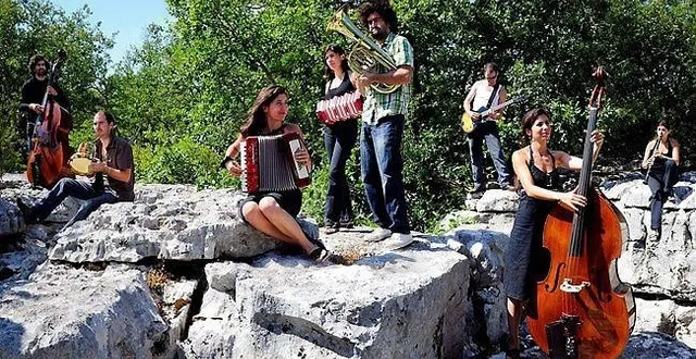 photo infatigables voyageurs, les ogres de barback parcourent les scènes de france et d'ailleurs depuis plus d'une quinzaine d'années. &copy; fabien espinasse