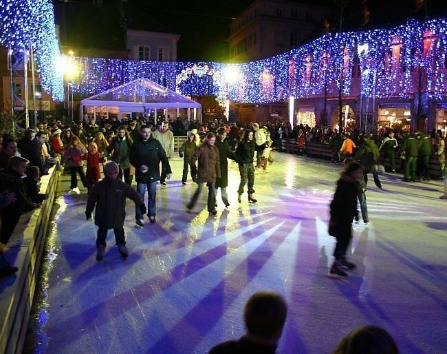 Une patinoire pour Noël devant la mairie !