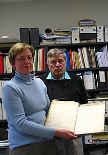 photo pascale bréemersch et bernard ghienne montrent le registre recensant les noms des réfugiés conservé aux archives municipales.