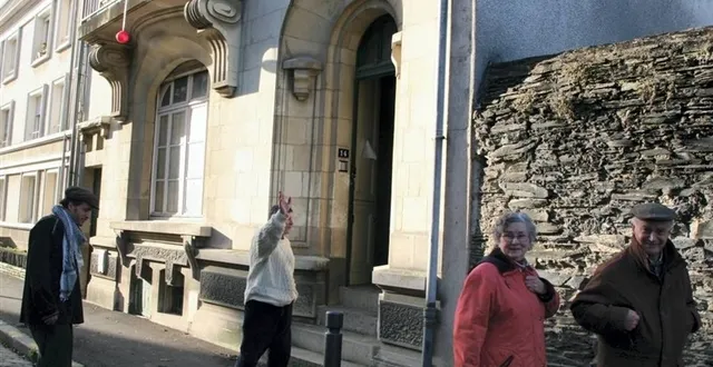 photo ils font visiter le squat et montrer comment ils se débrouillent pour y faire vivre une vingtaine de réfugiés et de sans domicile fixe.