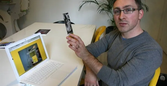 photo mickaël marseul, fondateur de myoken au mans, explique la réalité augmentée.