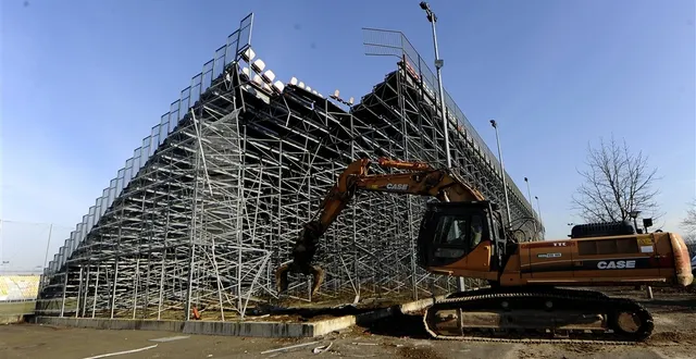 photo la démolition de la tribune sud va se poursuivre jusqu’à la fin de la semaine. &copy; photo le maine libre denis lambert