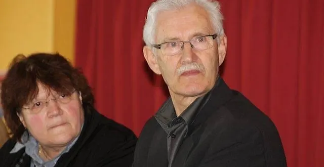 photo la calvadosienne annie bouchard (à gauche, ici avec serge caprais) plaidera mardi à paris la cause des moulins auprès de l'équipe de campagne de françois hollande.