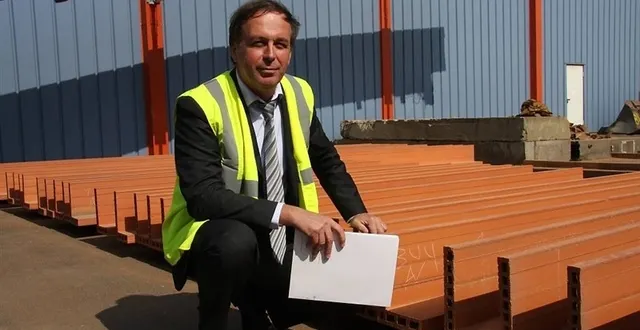 photo roland besnard, pdg de bouyer-leroux, présente la gamme de coffres de volets roulants fabriquée à la séguinière.