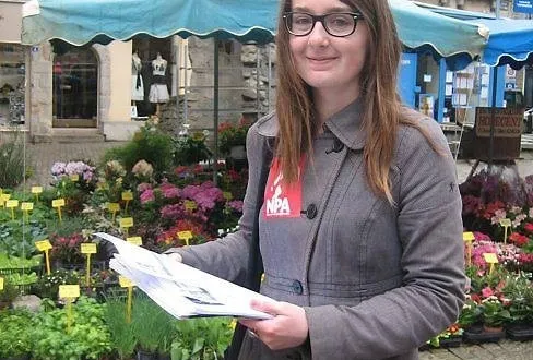 photo amandine laillier se plie au traditionnel exercice des militants : celui de la distribution de tracts sur le marché d'alençon.