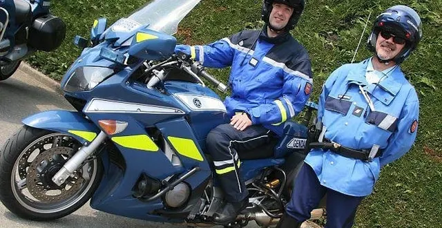 photo à gauche, le capitaine salaün présente la nouvelle tenue. les bottes cavalières et le ceinturon de l'ancien équipement, à droite, ont disparu.