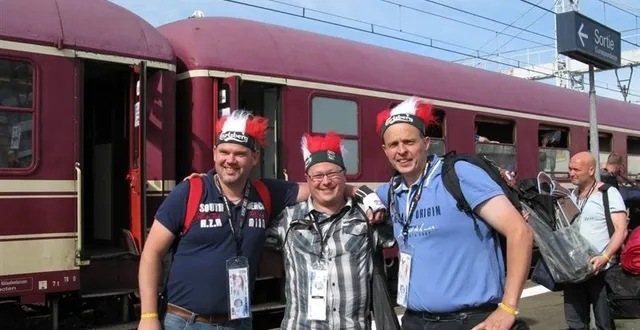 photo michael, niels et john ont sorti les perruques aux couleurs du danemark.