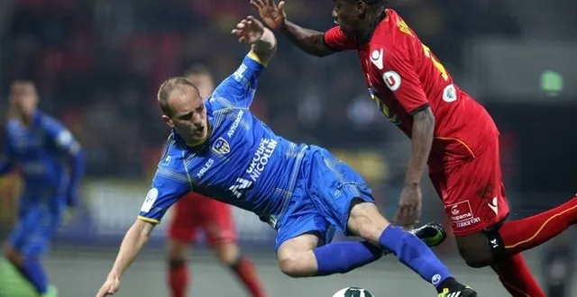 photo le coup d'envoi de huit des dix matchs de ligue 2 sera donné à 18 h 45 le vendredi, dès la saison prochaine. &copy; blandine lemperière