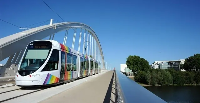 photo le tramway sur le pont confluences. y aura-t-il un deuxième pont dédié au tramway pour la deuxième ligne qui pourrait voir le jour en 2020 ? possible, en face du château. &copy; philippe renault
