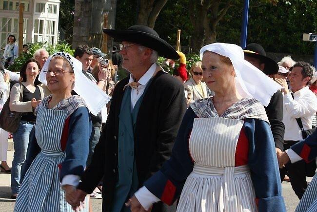 Les Bretons Ouvrent Le Bal De Folklores Du Monde Saint Malo Maville Com