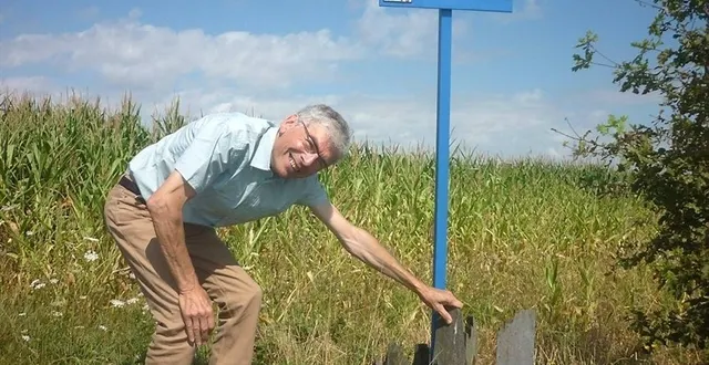photo jean-pierre legourgeois désigne les ardoises installées sous la pancarte de la gibaudière, symboles du combat d’antan.