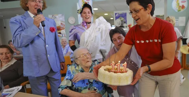 photo en son honneur, la maison de retraite « les foyers de la fuie », où elle vit depuis 2003, avait organisé une joyeuse petite fête à l’intention d’odette, doyenne de la sarthe. &copy; photo « le maine libre » - hervé petitbon
