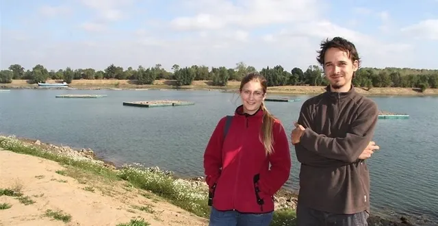 photo tiphaine heugas et loïc bellion, chargés d’action biodiversité, devant les radeaux de nidification installés pour les sternes.