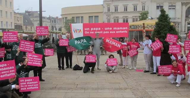 photo les manifestants contre le mariage pour tous rassemblés place de la république au mans. &copy; photo 