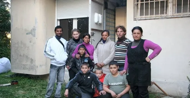 photo des roms devant l'un des locaux désaffectés «réquisitionnés» par le collectif d’aide aux sans-papiers. &copy; ouest-france