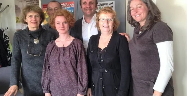 photo des conseillers régionaux eelv autour d'hélène debost, secrétaire régionale d'europe ecologie les verts.