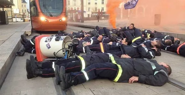 photo à l'appel du syndicat sud, des pompiers en grève ont bloqué le tramway ce matin. &copy; photo: ouest-france