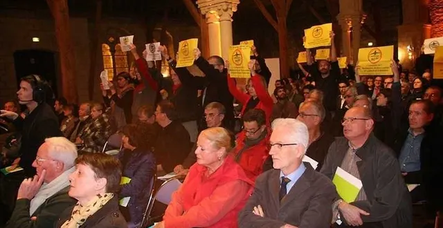 photo une manifestation silencieuse, ce mardi soir, aux greniers saint-jean, à angers.
