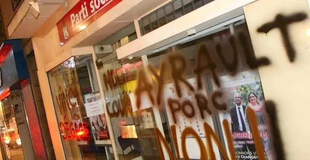 photo la vitrine du local du ps a été recouverte de slogans contre le projet d’aéroport.