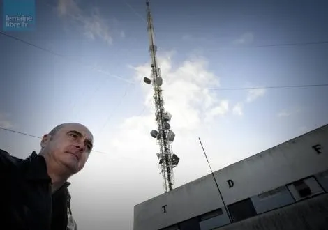 photo franck magrez, responsable des sites de tdf sur la région, veille sur la santé du pylône sarthois, l’un des monuments préférés des 5 000 employés et des 4 000 clients de tdf. &copy; photo « le maine libre », denis lambert