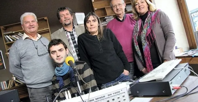 photo l’équipe de radio château, dans les nouveaux locaux à pouancé, ainsi que le maire, pierrick esnault. &copy; ouest-france