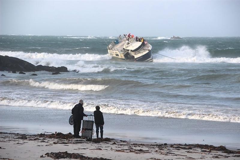EN IMAGES. Bretagne Sud : échoué sur une plage, le bateau de pêche sera  découpé sur place