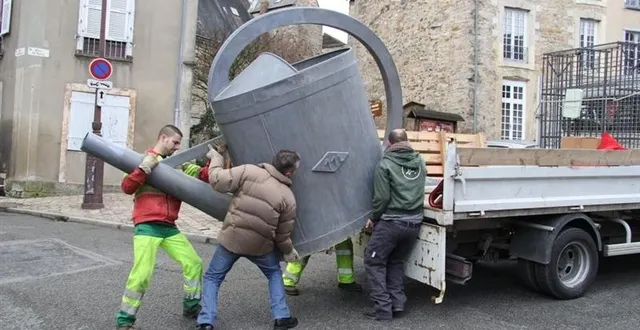 photo un nouvel arrosoir de l’artiste arzinc remplace son prototype. &copy; thierry soufflard