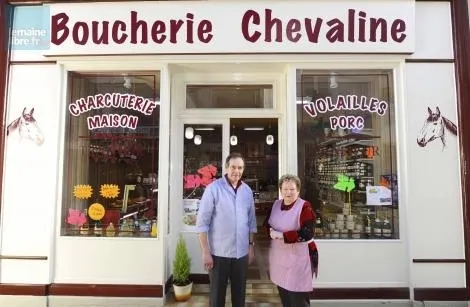 photo michel et chantal collet gèrent la dernière vitrine du département exclusivement spécialisée dans la boucherie chevaline. &copy; photo « le maine libre », hervé petitbon.