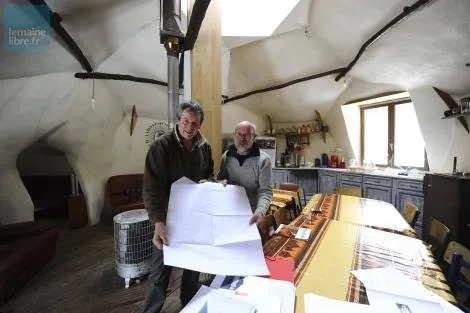 photo denis lefranc (à droite) et christian perdereau, un ami qui lui a donné un coup de main occasionnellement  sur le chantier. &copy; photo 