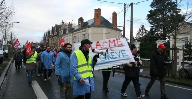 photo les salariés de lacmé lors de leur mouvement de grève. &copy; photo ouest-france