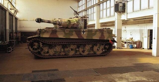 photo dans l'atelier «quelque part en wesphalie», le char tigre tout juste restauré, avant son départ pour le panzer muséum de münster.