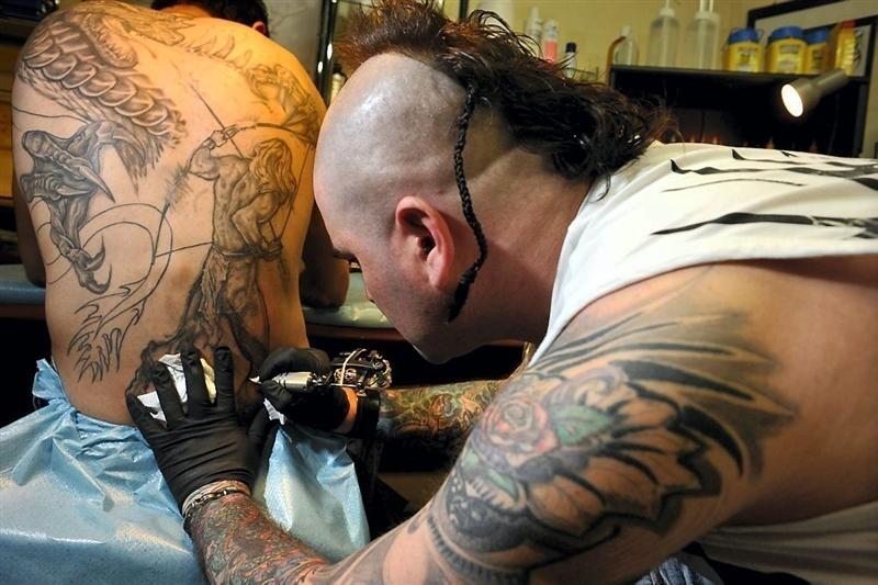 Toulouse : le retour des tatoueurs stars au salon du tatouage 
