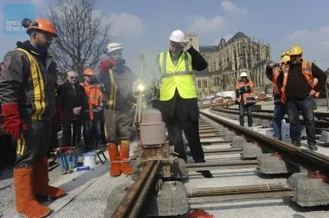 photo jean-claude boulard a soudé ce mercredi matin le premier rail de la 2e ligne de tramway. &copy; photo 