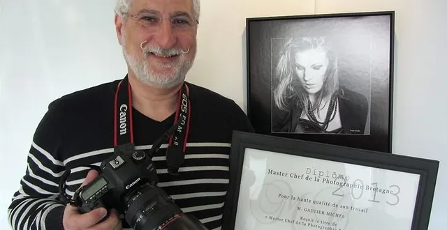 photo michel gautier avec son diplôme de master chef de la photographie obtenu à chateaugiron, près de rennes.