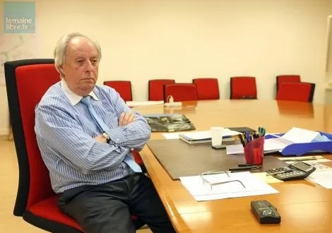 photo le document portant sur la promesse unilatérale de cession des parts de le mansfc a été paraphé par claude hervé. &copy; photo 