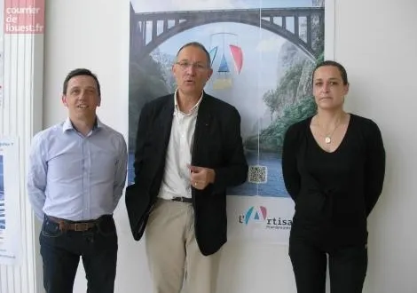 photo pascal charrier et céline suby, entourant jean-michel banlier, président de la chambre de métiers.