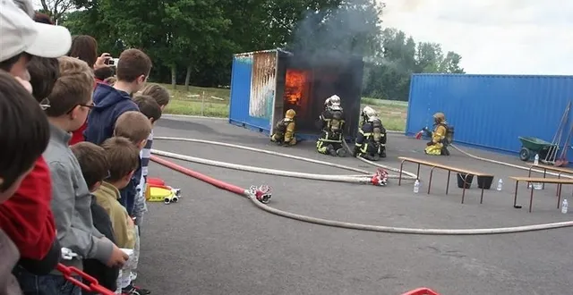 photo les curieux sont venus nombreux pour observer les soldats du feu. &copy; ouest france/hélène bielak