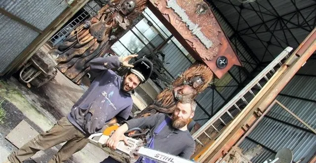 photo durant des mois, jimmix (à droite) et rame ont façonné l’une des portes du festival hellfest.