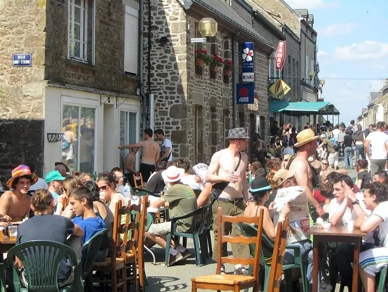 Au Foin de la rue les bars et restaurants de SaintDenisdeGastines font le plein Laval