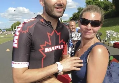 photo anthony rondel est félicité par son épouse. &copy; photo 