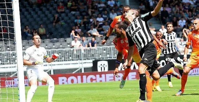 photo en prolongeant de la tête ce corner de jonas pessalli, jérémy hénin a ouvert le score. un but contesté par les castelroussins. &copy; joël le gall