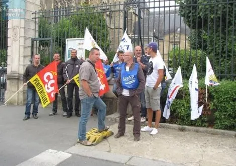 photo les surveillants de prison devant les grilles de la préfecture. &copy; photo 
