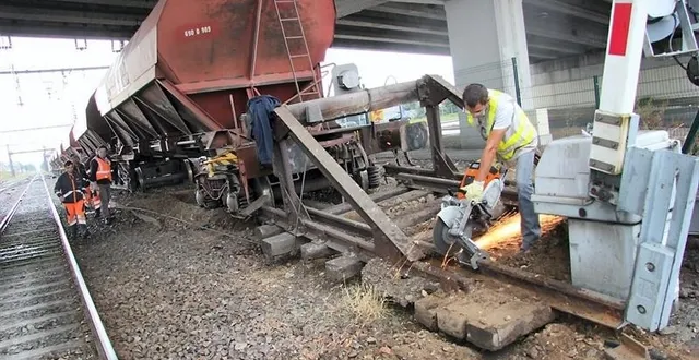 photo le mans. les « wagons fous » bloquent le passage à niveau