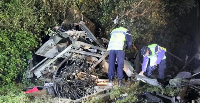 photo une partie de la cabine du camion percutée par le tgv, cette nuit en bord de voie ferrée: elle est pulvérisée.