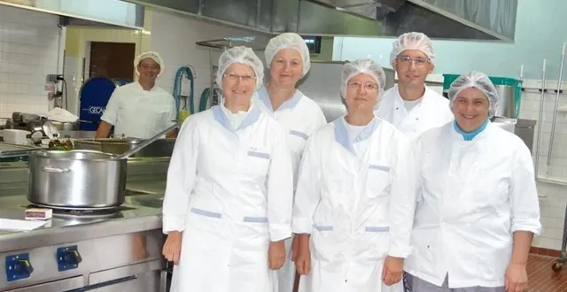 photo tout au long de l’année, les fourneaux de la cuisine centrale s’activent pour composer quelque 850 repas par jour.