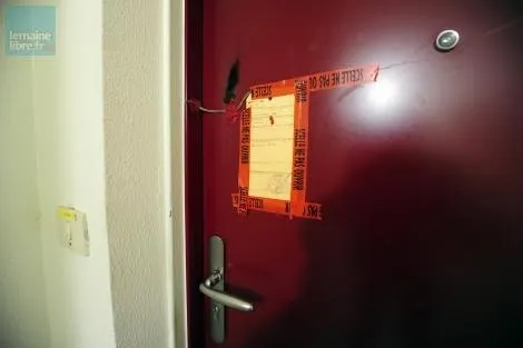 photo des scellés ont été posés sur la porte de l'appartement. &copy; photo 
