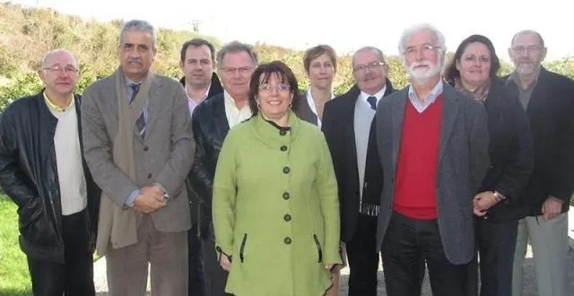 photo géraldine guyon (au centre), avec des colistiers élus municipaux et candidats nouveaux. a gauche : b. blin (nouveau), brahim sehlaoui, r. labat (nouveau) et jean-louis andré. a droite, nathalie hersant, didier dohin, marc petit,nadia gaufreteau et pascal jaudouin (nouveau). &copy; photo ouest-france.