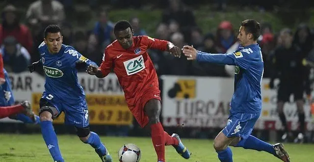 photo ebane (au centre), ici au duel avec les angevins boyer (à gauche) et pessalli (à droite) a sauvé l'honneur en fin de partie. &copy; franck dubray